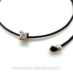 Juodo siūlo apyrankė su auksu