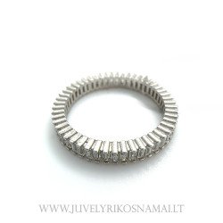 Sidabrinis žiedas dekoruotas akučių eilute