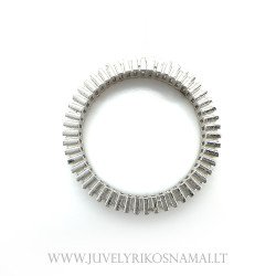 Sidabrinis žiedas dekoruotas akučių eilute