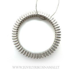 Sidabrinis žiedas dekoruotas akučių eilute