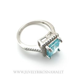 Sidabrinis žiedas su šviesiai mėlynu cirkoniu