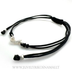 Juodo siūlo apyrankė su sidabriniu pakabuku "Nata"