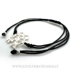 Juodo siūlo apyrankė su sidabriniu pakabuku "Pora"