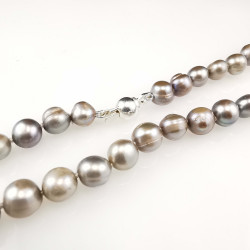 Perlų vėrinys su sidabriniu užsegimu