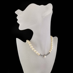 Perlų vėrinys su sidabriniu užsegimu