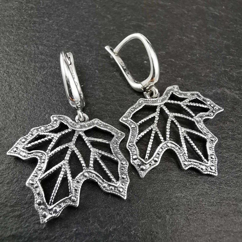 Sidabriniai kabantys auskarai "Klevo lapas" Sidabriniai kabantys auskarai "Klevo lapas"